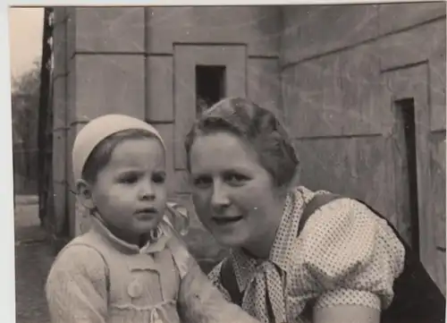 (F25726) Orig. Foto Frau mit Kleinkind am Haus 1939