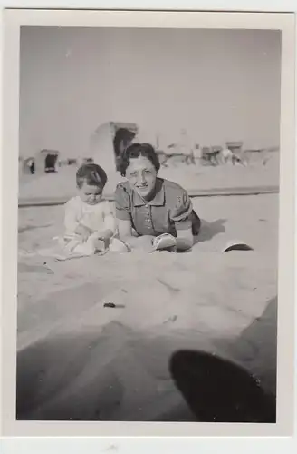 (F25724) Orig. Foto Frau mit Kleinkind am Strand 1938