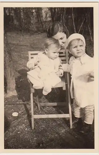 (F25719) Orig. Foto Frau und Kinder im Garten, Gartenstuhl, 1939