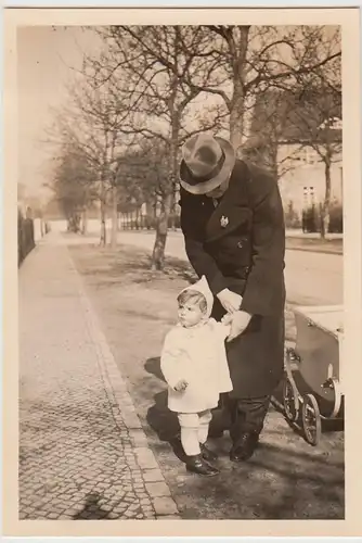 (F25718) Orig. Foto Vater m. Kind Annette Roos u. Kinderwagen a.d. Straße 1939
