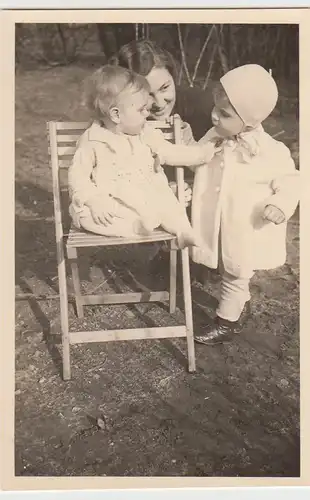 (F25715) Orig. Foto Frau und Kinder im Garten, Gartenstuhl, 1939