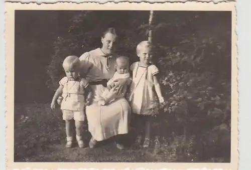 (F25712) Orig. Foto Frau mit Kindern im Freien 1938