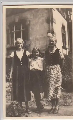 (F25711) Orig. Foto 3 Mädchen vor einem Haus 1938