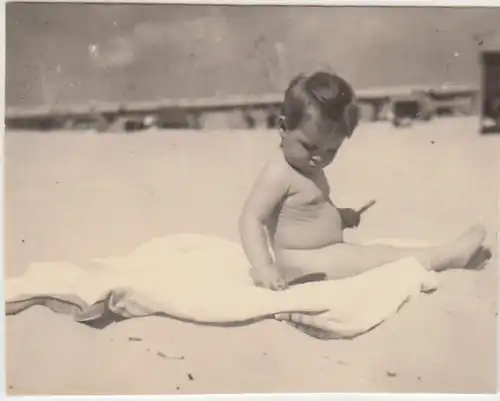 (F25706) Orig. Foto Kleinkind Annette Roos sitzt am Strand 1938