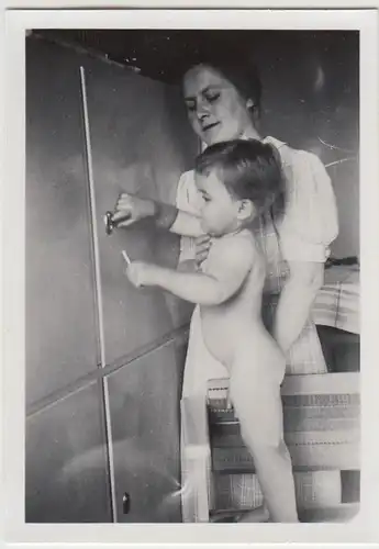 (F25705) Orig. Foto Mutter m. Kleinkind Annette Roos am Schrank 1938