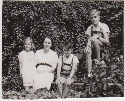 (F25702) Orig. Foto Frau u. Kinder auf der Wiese, Breslau 1938