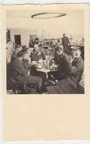 (F2570) Orig. Foto Korsör (DK), Fährhafen, Luftwaffe im Strandcafé, 1940