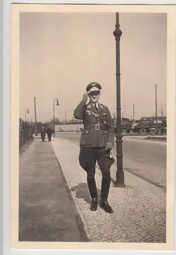 (F25689) Orig. Foto deutscher Soldat läuft auf der Straße 1938
