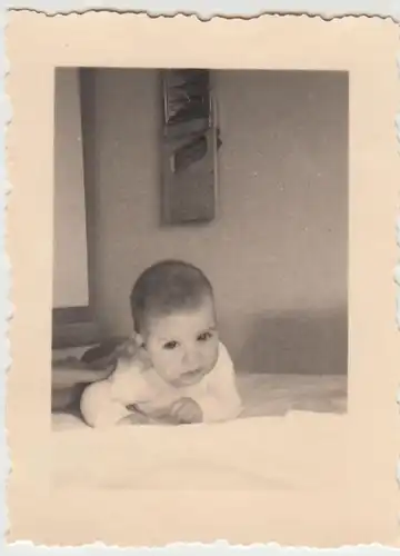 (F25688) Orig. Foto Kleinkind Annette Roos liegt auf dem Bett 1938