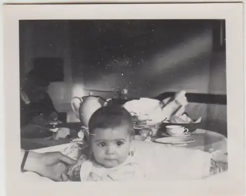 (F25687) Orig. Foto Kleinkind Annette Roos im Bett am Tisch 1938