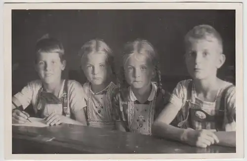 (F25684) Orig. Foto Kinder sitzen am Tisch 1937