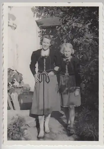 (F25682) Orig. Foto Mädchen Renate u. Gretel im Freien 1937
