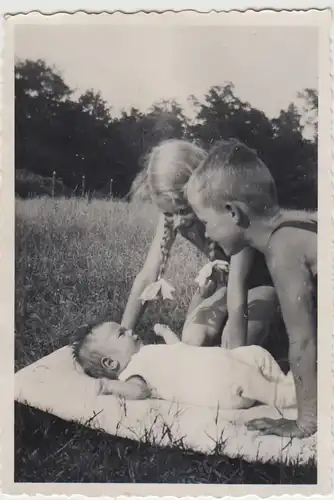 (F25679) Orig. Foto Kinder mit Kleinkind auf Wiese 1937