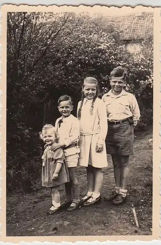 (F25678) Orig. Foto Kinder der Größe nach aufgestellt im Garten 1937