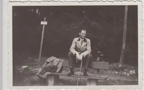 (F25673) Orig. Foto Mann auf Bank in Schreiberhau, Wanderung 1937