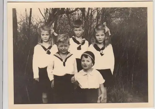 (F25668) Orig. Foto Kinder i. Matrosenkleidung im Freien (Groß Streitz) 1936