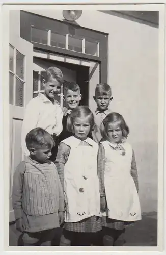 (F25664) Orig. Foto Kinder vor einem Hauseingang 1936