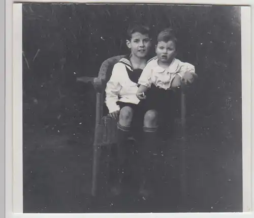 (F25663) Orig. Foto Jungs auf einem Korbstuhl im Freien 1936