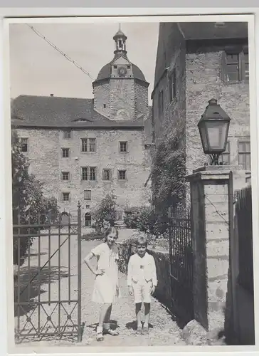 (F25662) Orig. Foto Mädchen Gerdhild u. Jürgen vor einem Schloss 1936