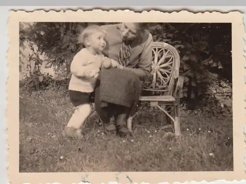 (F25661) Orig. Foto Frau und Kleinkind auf Bank im Garten 1936