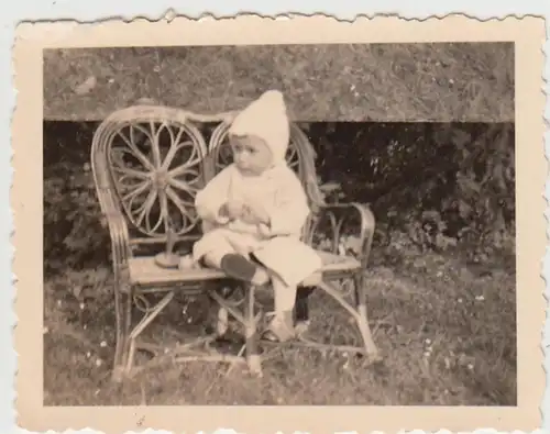 (F25660) Orig. Foto Kleinkind auf Bank im Garten 1936