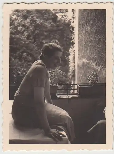 (F25659) Orig. Foto junge Frau auf Tisch a.d. Balkon 1936
