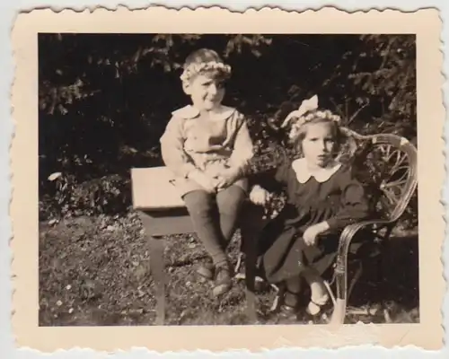 (F25658) Orig. Foto Kinder mit Blumenhaarschmuck im Freien 1936