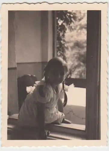 (F25657) Orig. Foto kleines Mädchen Hanna auf dem Fensterstock 1936