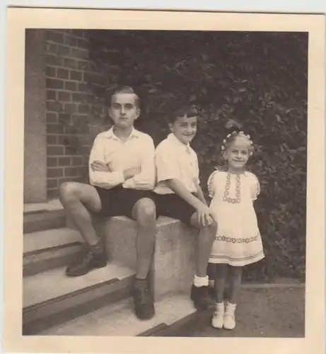 (F25656) Orig. Foto Kinder auf Treppe vor dem Haus 1936