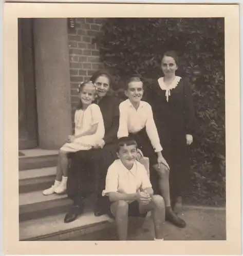 (F25655) Orig. Foto Personen auf Treppe vor dem Haus 1936
