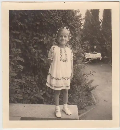 (F25654) Orig. Foto kleines Mädchen m. Kleid u. Blumenhaarschmuck 1936