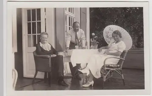 (F25643) Orig. Foto Personen auf der Terrasse 1936