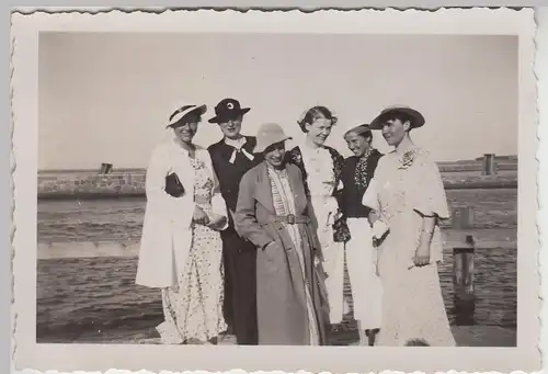 (F25640) Orig. Foto Frauen im Freien, am Wasser 1936