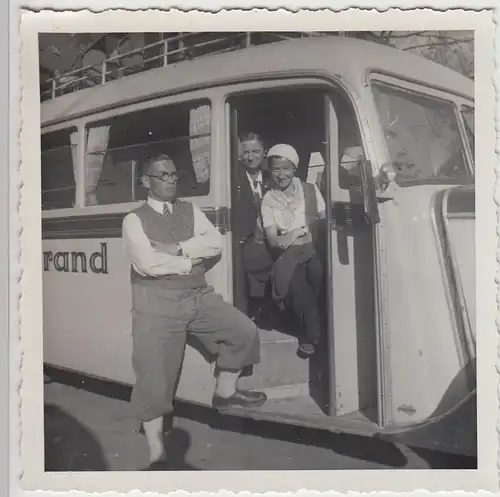 (F25637) Orig. Foto Personen am Omnibus 1936