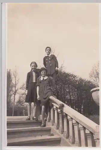 (F25635) Orig. Foto Kinder auf Treppe im Freien, Spaziergang in Berlin 1936