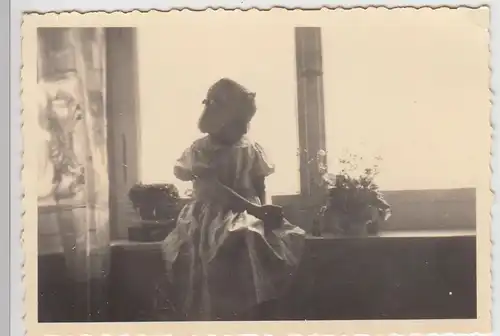 (F25631) Orig. Foto Mädchen Ursula Roth sitzt auf Fensterbank 1936