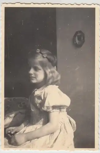(F25630) Orig. Foto Mädchen Ursula Roth in der Stube 1936