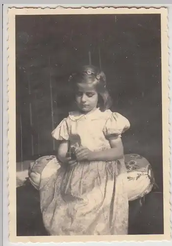 (F25629) Orig. Foto Mädchen Ursula Roth sitzt auf Kissen 1936