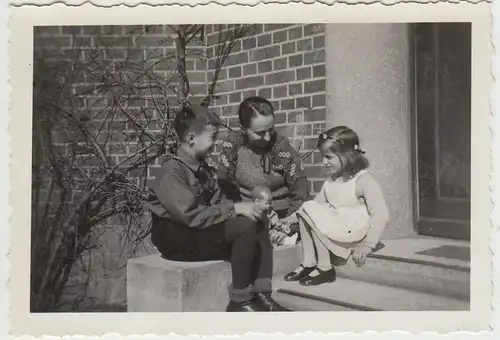 (F25628) Orig. Foto Frau u. Kinder auf Treppe vor dem Haus 1936