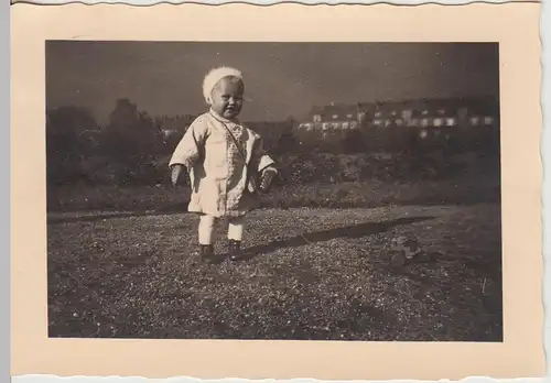 (F25627) Orig. Foto Kleinkind mit Spielzeug im Freien, November 1935