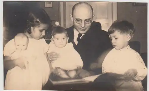 (F25626) Orig. Foto Vater u. Kinder schauen Buch an 1936