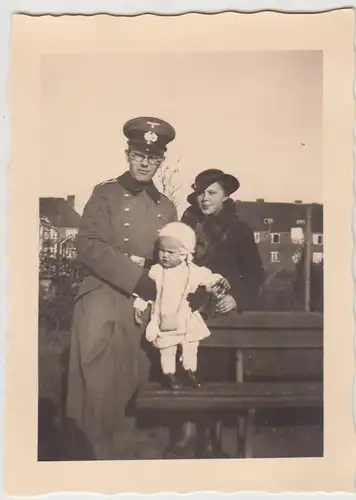 (F25625) Orig. Foto deutscher Soldat m. Frau u. Kind auf Bank im Freien 1935