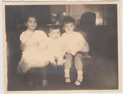 (F25624) Orig. Foto Kinder auf Sofa, Hanna, Martin u. Christoph Maluche 1936