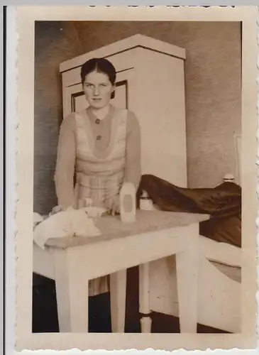 (F25623) Orig. Foto junge Frau Gerda Piorek am Arbeitstisch 1935