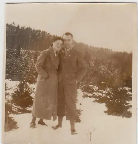(F25622) Orig. Foto Paar im Freien, Spaziergang im Winter 1935