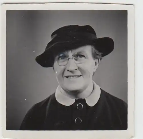 (F25620) Orig. Foto Porträt einer Frau m. Brille u. Hut 1935