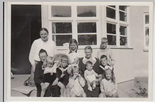 (F25619) Orig. Foto Kinder vor einem Haus in Groß Streitz 1935