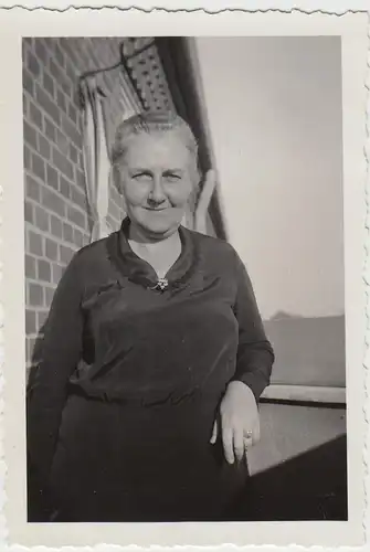(F25618) Orig. Foto Frau auf dem Balkon 1935