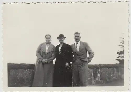 (F25617) Orig. Foto Krummhübel, Karpacz, Personen bei Kirche Wang 1935