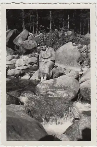 (F25616) Orig. Foto Krummhübel, Karpacz, Frau a. Bach b. Lomnitztalsperre 1935